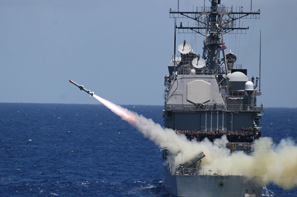 “提康德罗加”级巡洋舰发射“鱼叉”反舰导弹。