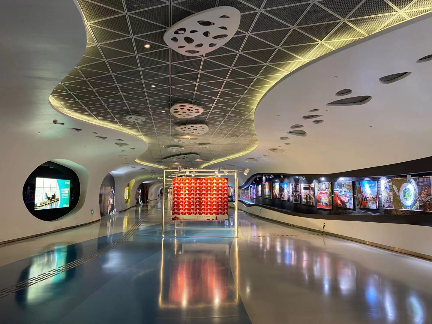 在中国第一高楼地下艺术长廊,一场摄影联展用镜头呈现红色印记休闲区蓝鸢梦想 - Www.slyday.coM 在中国第一高楼地下艺术长廊,一场摄影联展用镜头呈现红色印记休闲区蓝鸢梦想 - Www.slyday.coM