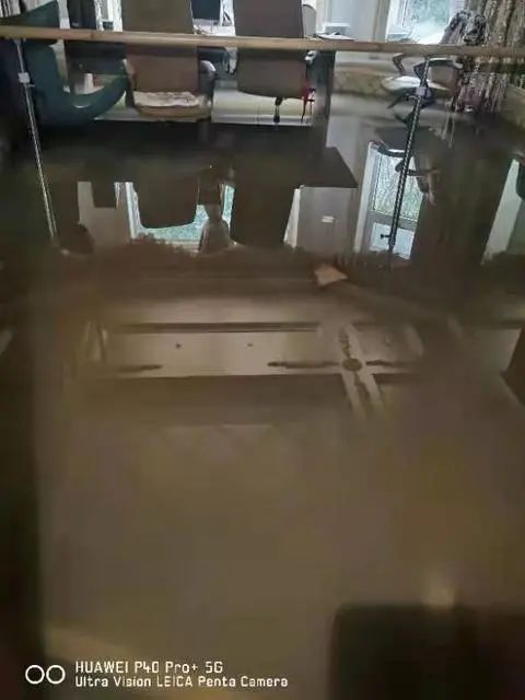 一小区雨水倒灌住户家中