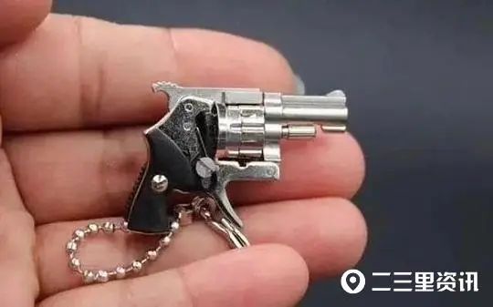 “4厘米枪形钥匙扣案”宣判,3人被判3到4年,12人免予刑事处罚休闲区蓝鸢梦想 - Www.slyday.coM “4厘米枪形钥匙扣案”宣判,3人被判3到4年,12人免予刑事处罚休闲区蓝鸢梦想 - Www.slyday.coM