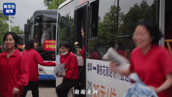 高考后,她悄悄躲进办公室休闲区蓝鸢梦想 - Www.slyday.coM 高考后,她悄悄躲进办公室休闲区蓝鸢梦想 - Www.slyday.coM