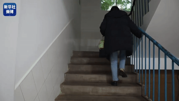 高考后,她悄悄躲进办公室休闲区蓝鸢梦想 - Www.slyday.coM 高考后,她悄悄躲进办公室休闲区蓝鸢梦想 - Www.slyday.coM