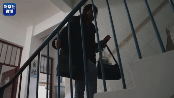 高考后,她悄悄躲进办公室休闲区蓝鸢梦想 - Www.slyday.coM 高考后,她悄悄躲进办公室休闲区蓝鸢梦想 - Www.slyday.coM