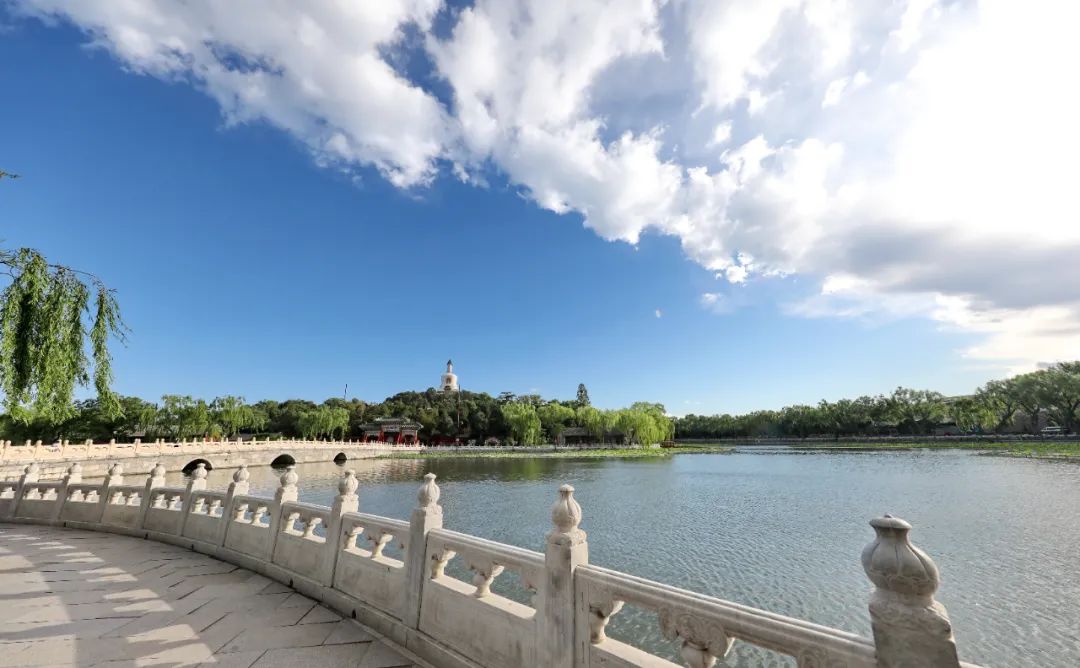 2021年6月3日,北京碧水蓝天下的北海白塔清晨美景。资料图