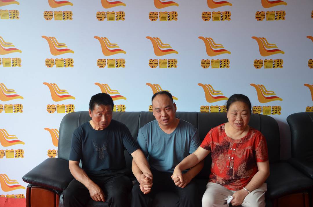 三岁男孩被抱走21年后一家人团聚 今年以来四川公安为215个家庭找回失踪被拐儿童休闲区蓝鸢梦想 - Www.slyday.coM 三岁男孩被抱走21年后一家人团聚 今年以来四川公安为215个家庭找回失踪被拐儿童休闲区蓝鸢梦想 - Www.slyday.coM