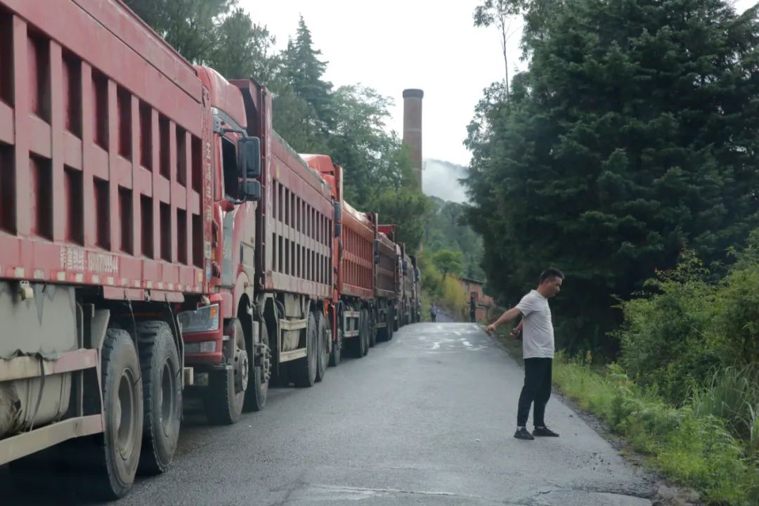 “断鼻家族”出昆明_1(图5) 6月6日,云南省昆明市晋宁区夕阳乡,一处大象经过后的路段,“堵象”的卡车司机下车伸懒腰。新京报记者 郑新洽 摄