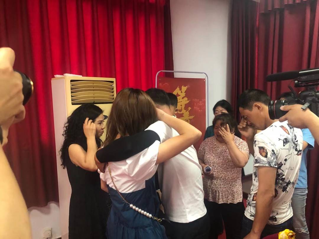 三岁男孩被抱走21年后一家人团聚 今年以来四川公安为215个家庭找回失踪被拐儿童休闲区蓝鸢梦想 - Www.slyday.coM 三岁男孩被抱走21年后一家人团聚 今年以来四川公安为215个家庭找回失踪被拐儿童休闲区蓝鸢梦想 - Www.slyday.coM