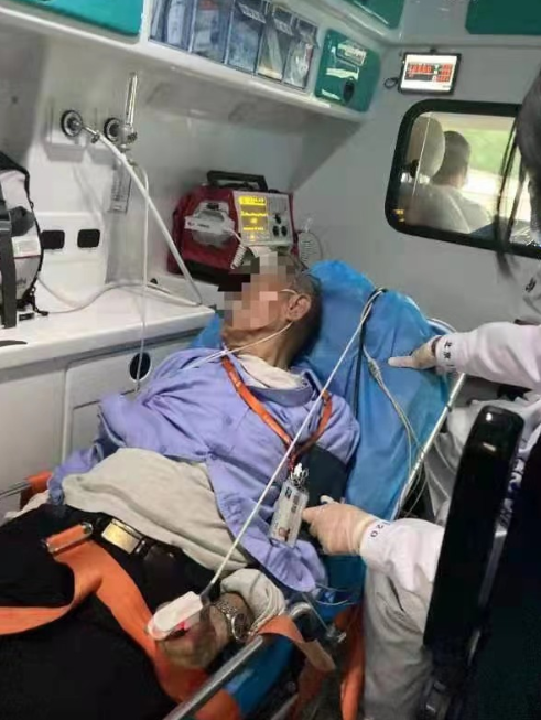 老人在公交车上突发心脏病,乘务员全程陪同送医