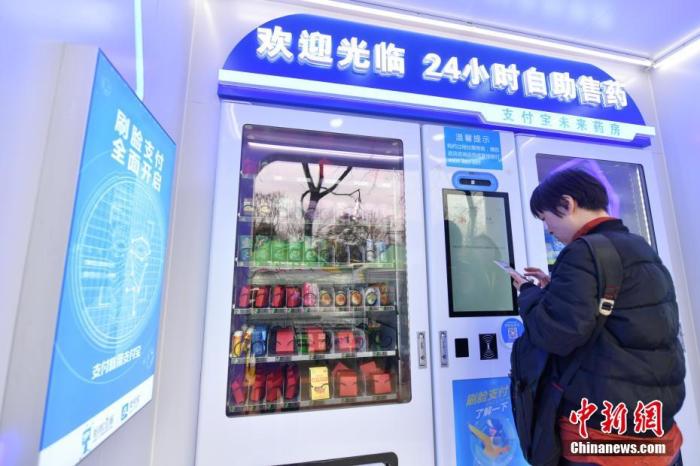 资料图:昆明街头开设的“智慧药店”吸引市民体验。 中新社记者 任东 摄