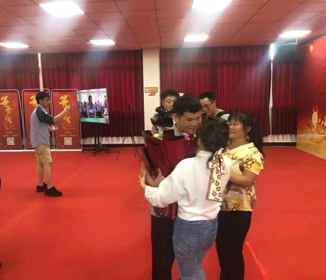 三岁男孩被抱走21年后一家人团聚 今年以来四川公安为215个家庭找回失踪被拐儿童休闲区蓝鸢梦想 - Www.slyday.coM 三岁男孩被抱走21年后一家人团聚 今年以来四川公安为215个家庭找回失踪被拐儿童休闲区蓝鸢梦想 - Www.slyday.coM