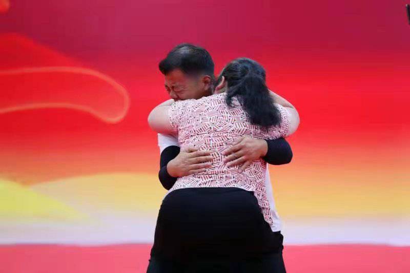 三岁男孩被抱走21年后一家人团聚 今年以来四川公安为215个家庭找回失踪被拐儿童休闲区蓝鸢梦想 - Www.slyday.coM 三岁男孩被抱走21年后一家人团聚 今年以来四川公安为215个家庭找回失踪被拐儿童休闲区蓝鸢梦想 - Www.slyday.coM