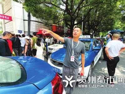 向海涛正在指挥车辆靠边停放.