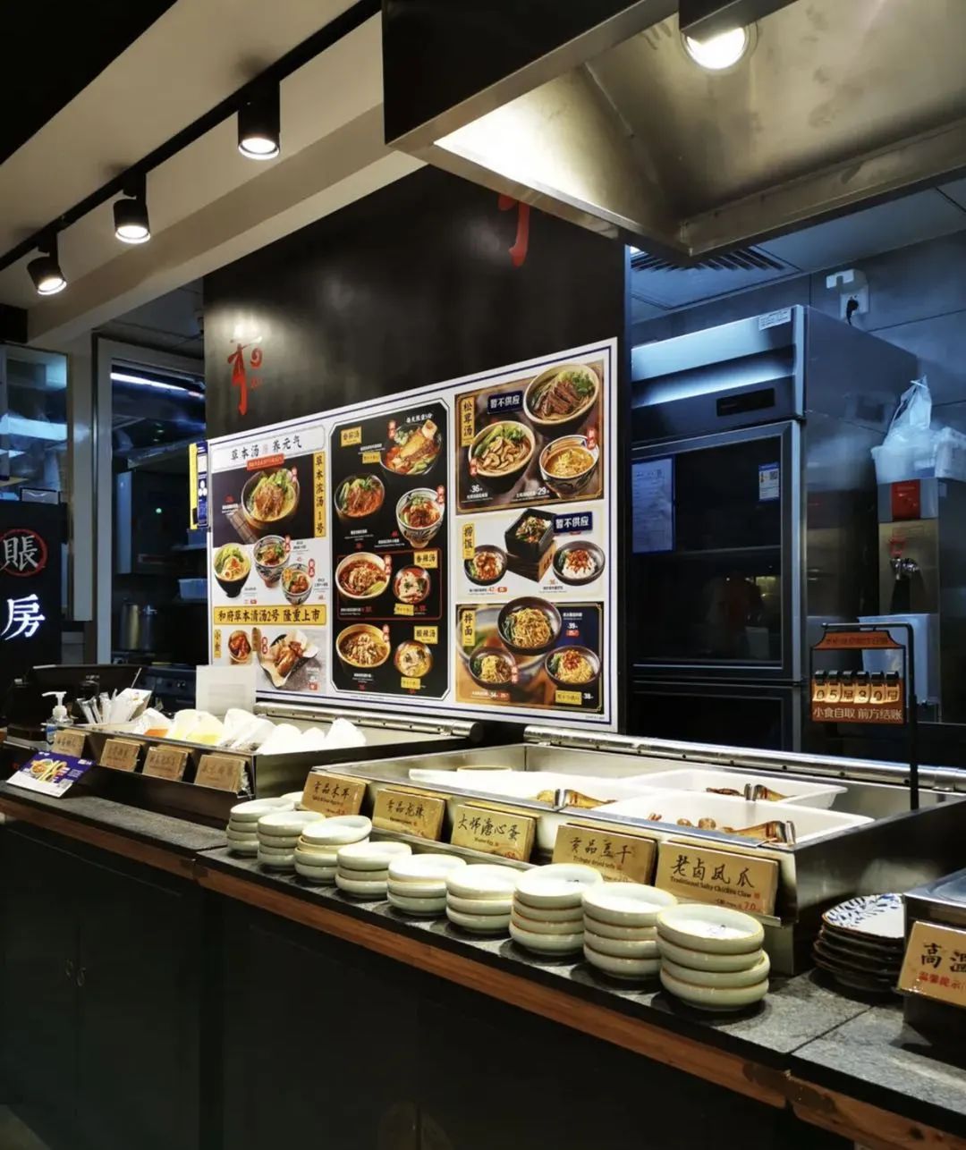 和府捞面惊现死老鼠,店员淡定一扔休闲区蓝鸢梦想 - Www.slyday.coM 和府捞面惊现死老鼠,店员淡定一扔休闲区蓝鸢梦想 - Www.slyday.coM