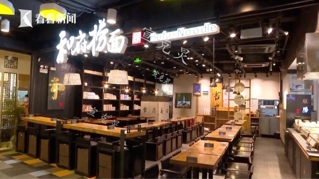 和府捞面惊现死老鼠,店员淡定一扔休闲区蓝鸢梦想 - Www.slyday.coM 和府捞面惊现死老鼠,店员淡定一扔休闲区蓝鸢梦想 - Www.slyday.coM