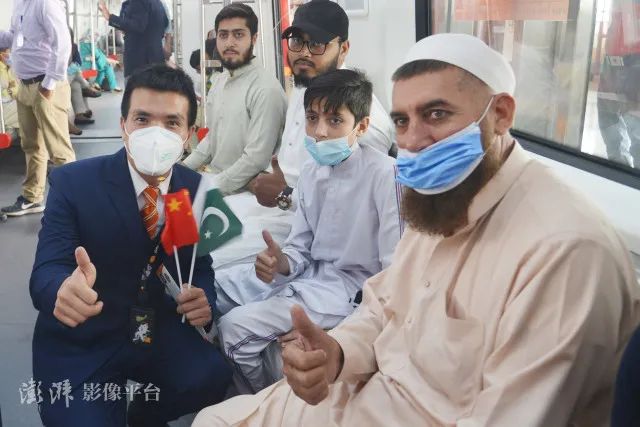 当地时间2020年10月25日,作为“一带一路”倡议下中巴经济走廊首个签约实施的大型轨道交通项目,巴基斯坦拉合尔轨道交通橙线地铁正式开通投入运营。图自澎湃影像