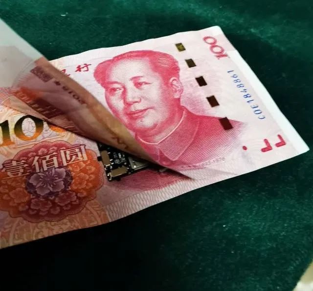 隐藏在两张人民币中的摄像头.据南方