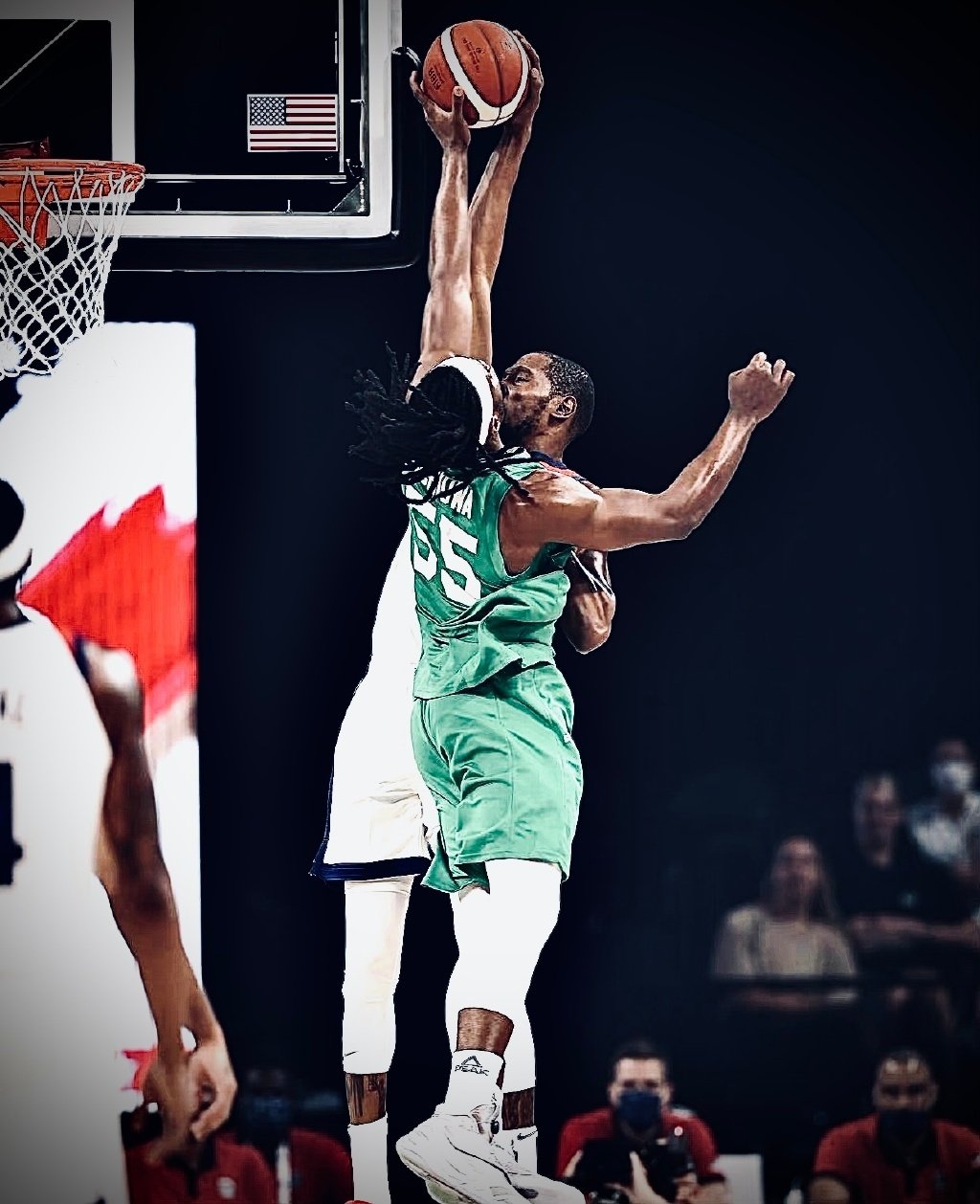 杜兰特扣篮被文森特封盖。