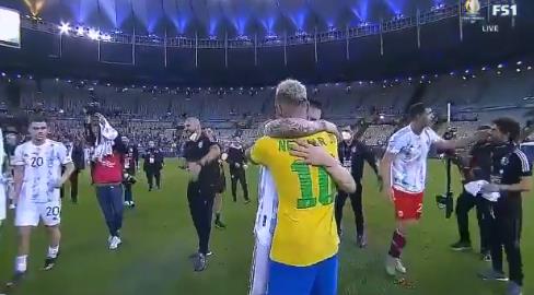 赛后，内马尔和梅西拥抱在一起。