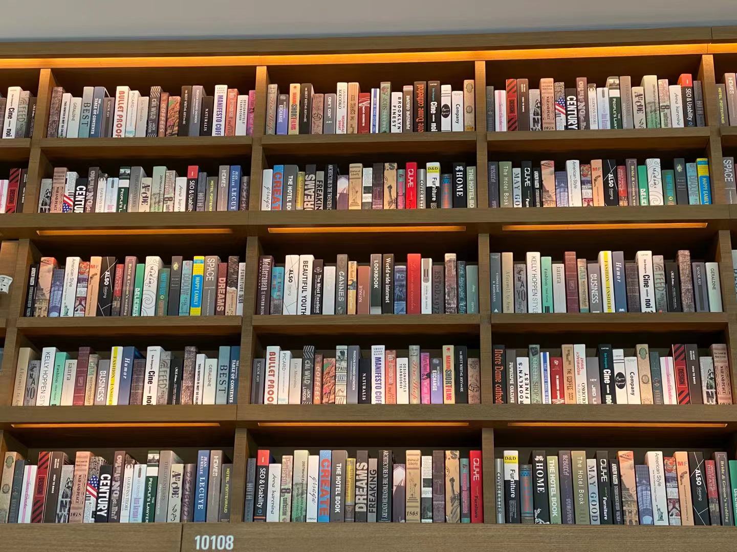 杭州茑屋书店书柜上部摆满装饰书:为了美观,顾客反正拿不到