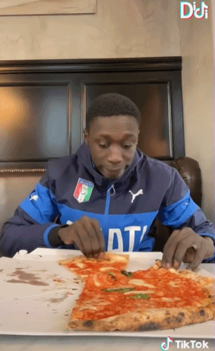 黑人小哥拍视频从不说一句话单凭一个手势蹿红tiktok吸粉8千万