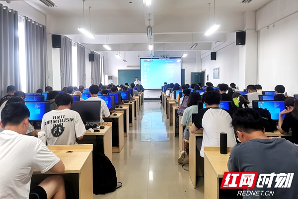 湖南工程学院将企业实训课程搬进大学课堂