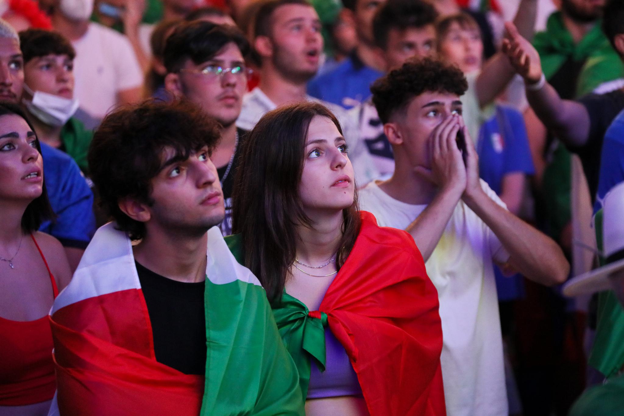 看决赛的意大利球迷很紧张。