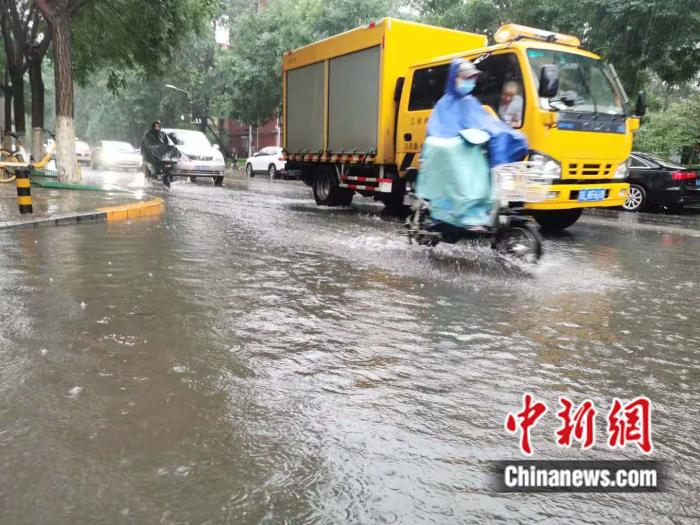  12日，北京暴雨继续，路面积水严重。 张尼 摄