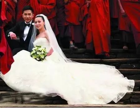 72岁p成27岁?潇洒的"婚纱女王"大可不必为容貌焦虑