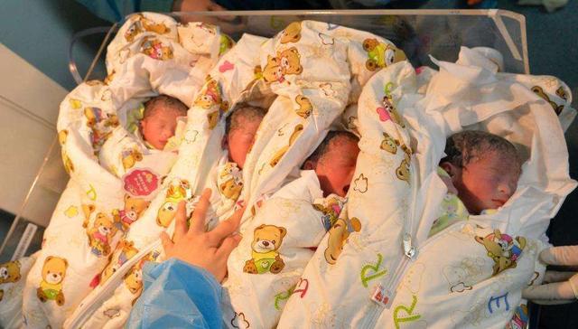 产妇三胎生下四胞胎,一家八口靠借钱维生,网友:拼儿子惹的祸休闲区蓝鸢梦想 - Www.slyday.coM 产妇三胎生下四胞胎,一家八口靠借钱维生,网友:拼儿子惹的祸休闲区蓝鸢梦想 - Www.slyday.coM