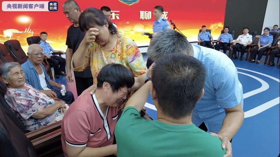 家人相拥哭作一团!《失孤》原型郭刚堂与被拐儿子相认休闲区蓝鸢梦想 - Www.slyday.coM 家人相拥哭作一团!《失孤》原型郭刚堂与被拐儿子相认休闲区蓝鸢梦想 - Www.slyday.coM