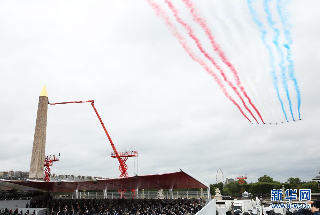 法国举行国庆阅兵式【图】休闲区蓝鸢梦想 - Www.slyday.coM 法国举行国庆阅兵式【图】休闲区蓝鸢梦想 - Www.slyday.coM