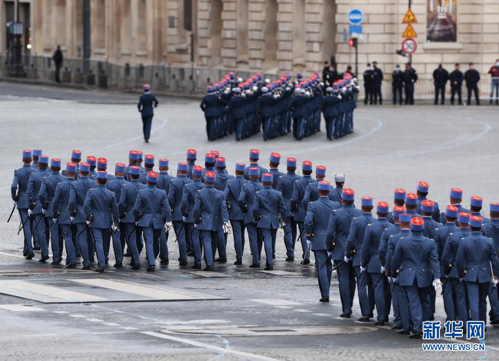 法国举行国庆阅兵式【图】休闲区蓝鸢梦想 - Www.slyday.coM 法国举行国庆阅兵式【图】休闲区蓝鸢梦想 - Www.slyday.coM
