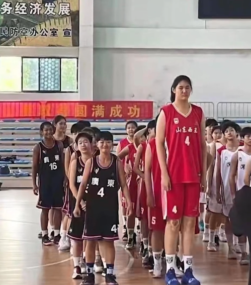 226cm!14岁女孩身高追平姚明,独霸篮下暴砍42分,网友:这是降维打击!休闲区蓝鸢梦想 - Www.slyday.coM 226cm!14岁女孩身高追平姚明,独霸篮下暴砍42分,网友:这是降维打击!休闲区蓝鸢梦想 - Www.slyday.coM