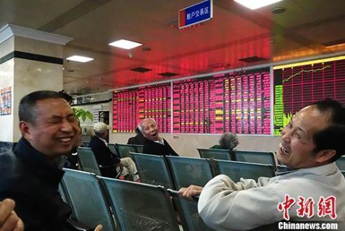 资料图:某证券公司交易大厅内的股民。 中新社记者 刘忠俊 摄