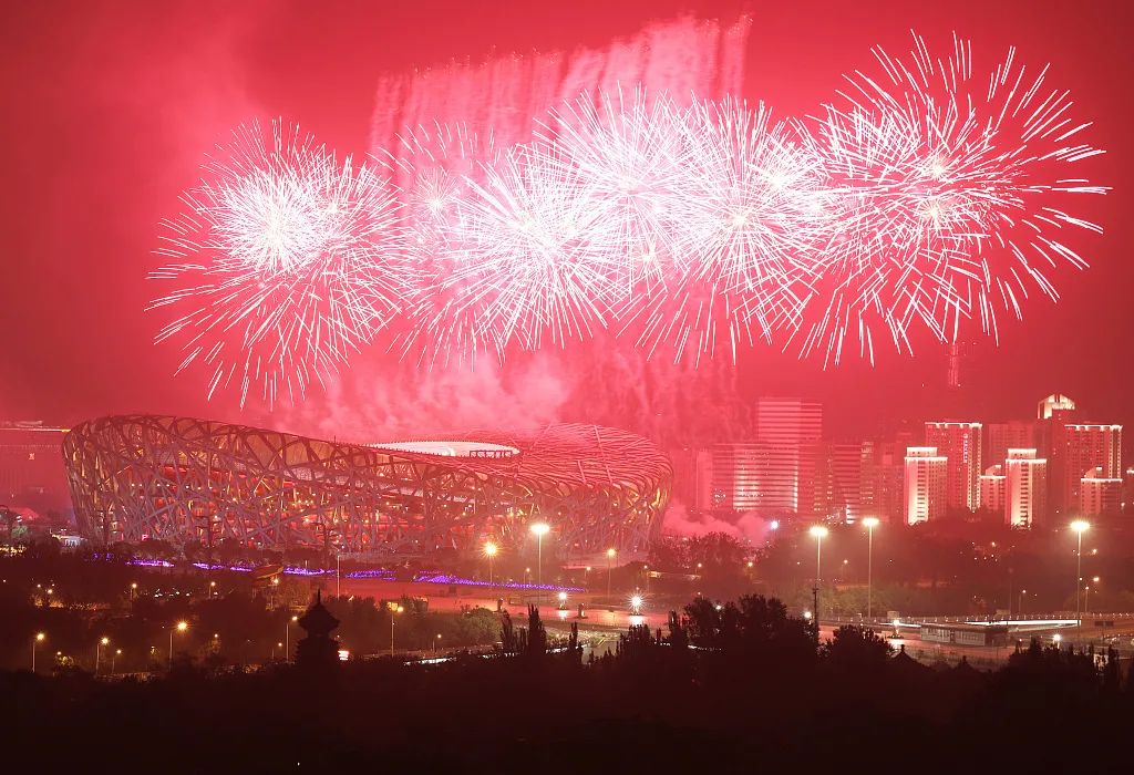 鸟巢上空焰火盛放 喜迎建党100周年 图源:视觉中国
