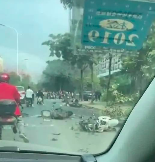 大众polo撞上劳斯莱斯,总维修费需要200万,三者险只买了100万,司机瞬间破产......休闲区蓝鸢梦想 - Www.slyday.coM 大众polo撞上劳斯莱斯,总维修费需要200万,三者险只买了100万,司机瞬间破产......休闲区蓝鸢梦想 - Www.slyday.coM