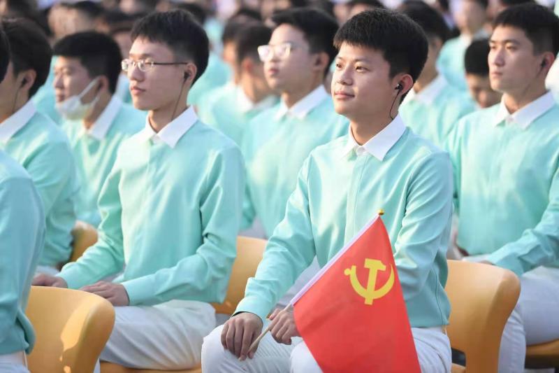 四名领诵员他们是谁?三千学生合唱如何形如一人?庆祝大会揭秘来了!休闲区蓝鸢梦想 - Www.slyday.coM 四名领诵员他们是谁?三千学生合唱如何形如一人?庆祝大会揭秘来了!休闲区蓝鸢梦想 - Www.slyday.coM