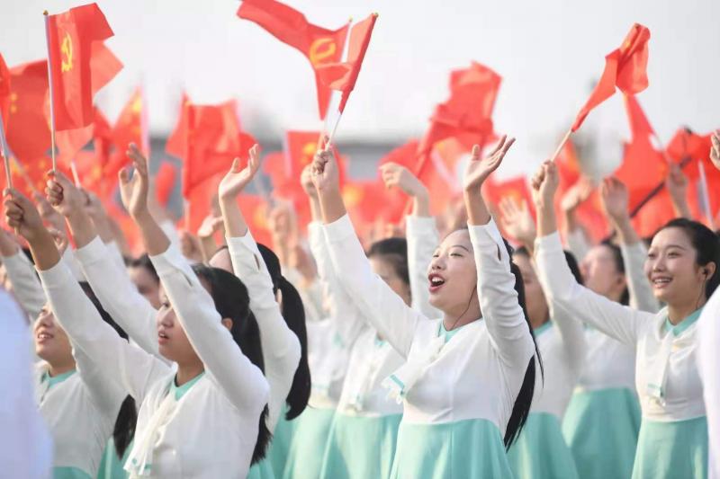 四名领诵员他们是谁?三千学生合唱如何形如一人?庆祝大会揭秘来了!休闲区蓝鸢梦想 - Www.slyday.coM 四名领诵员他们是谁?三千学生合唱如何形如一人?庆祝大会揭秘来了!休闲区蓝鸢梦想 - Www.slyday.coM