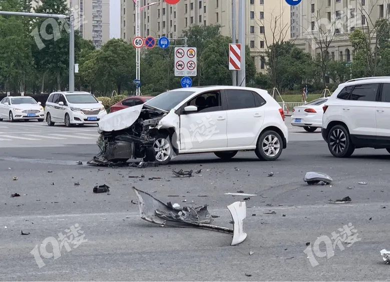 大众polo撞上劳斯莱斯,总维修费需要200万,三者险只买了100万,司机瞬间破产......休闲区蓝鸢梦想 - Www.slyday.coM 大众polo撞上劳斯莱斯,总维修费需要200万,三者险只买了100万,司机瞬间破产......休闲区蓝鸢梦想 - Www.slyday.coM