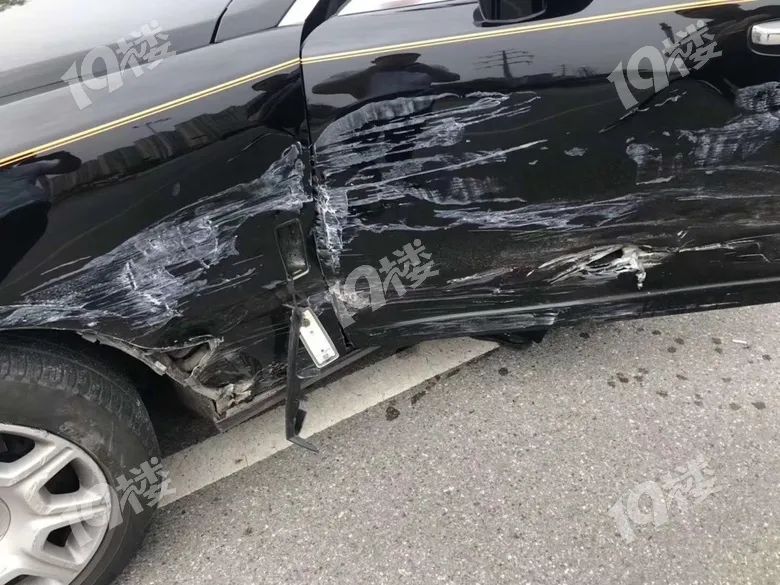 大众polo撞上劳斯莱斯,总维修费需要200万,三者险只买了100万,司机瞬间破产......休闲区蓝鸢梦想 - Www.slyday.coM 大众polo撞上劳斯莱斯,总维修费需要200万,三者险只买了100万,司机瞬间破产......休闲区蓝鸢梦想 - Www.slyday.coM