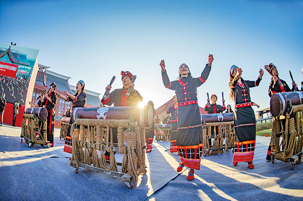 2020年12月30日,佤族群众载歌载舞庆祝临沧火车站通车.贾翔摄