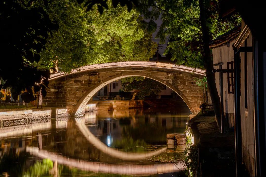 探索金泽古镇的7座古桥亮灯了请欣赏实景图
