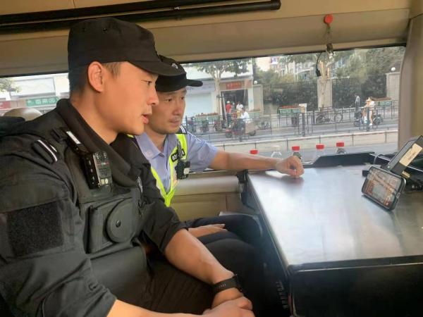 “这是一份荣耀”,上海三位民警受邀亲临庆祝大会现场