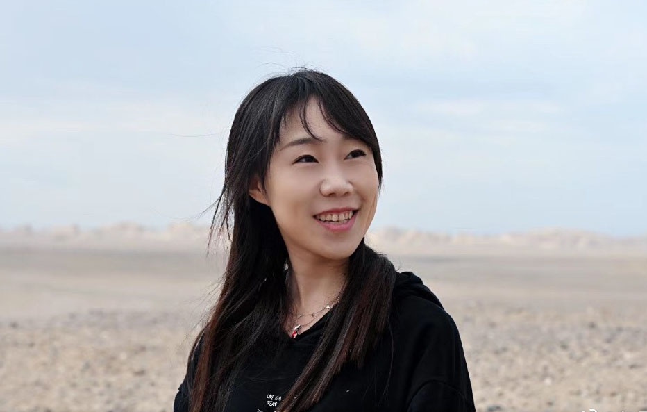 郝景芳,1984年生于天津,清华大学物理系本科毕业,清华大学经管学院
