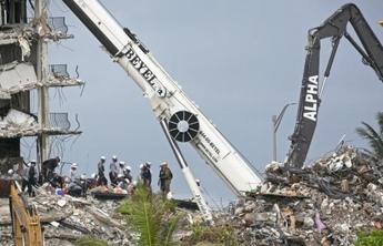 美国迈阿密大楼倒塌事故已造成20人死亡,飓风可能影响搜救工作休闲区蓝鸢梦想 - Www.slyday.coM 美国迈阿密大楼倒塌事故已造成20人死亡,飓风可能影响搜救工作休闲区蓝鸢梦想 - Www.slyday.coM