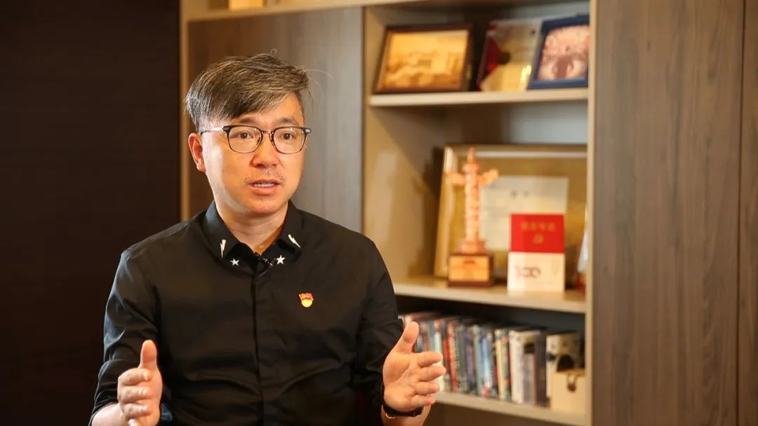 大会前一晚才定下4名领诵员,五星烟花灵感来自《红星照耀中国》