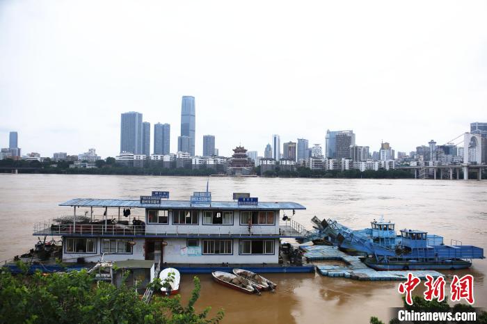  7月3日7时，柳江柳州水文站出现洪峰水位83.11米超警戒水位0.61米（警戒水位82.5米）　朱柳融　摄