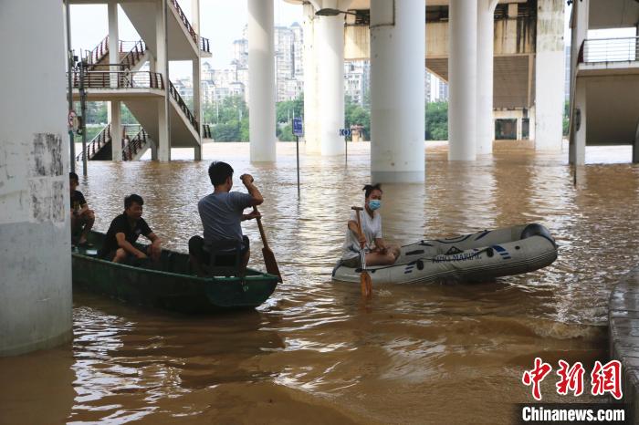  超警洪峰过境广西柳州，民众划船出行。　林馨 摄