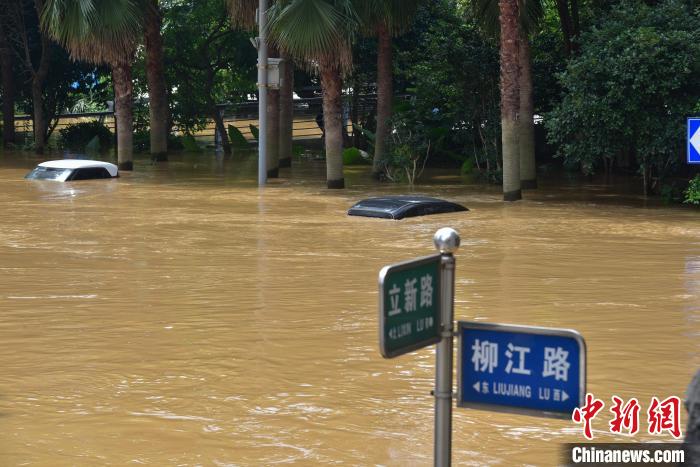 超警洪峰过境广西柳州，将汽车淹没。　王以照 摄