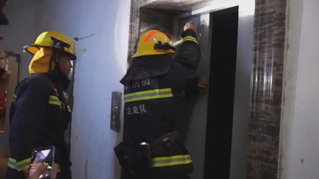 婚礼马上开始,新郎新娘伴郎伴娘全被困在了电梯里……休闲区蓝鸢梦想 - Www.slyday.coM 婚礼马上开始,新郎新娘伴郎伴娘全被困在了电梯里……休闲区蓝鸢梦想 - Www.slyday.coM